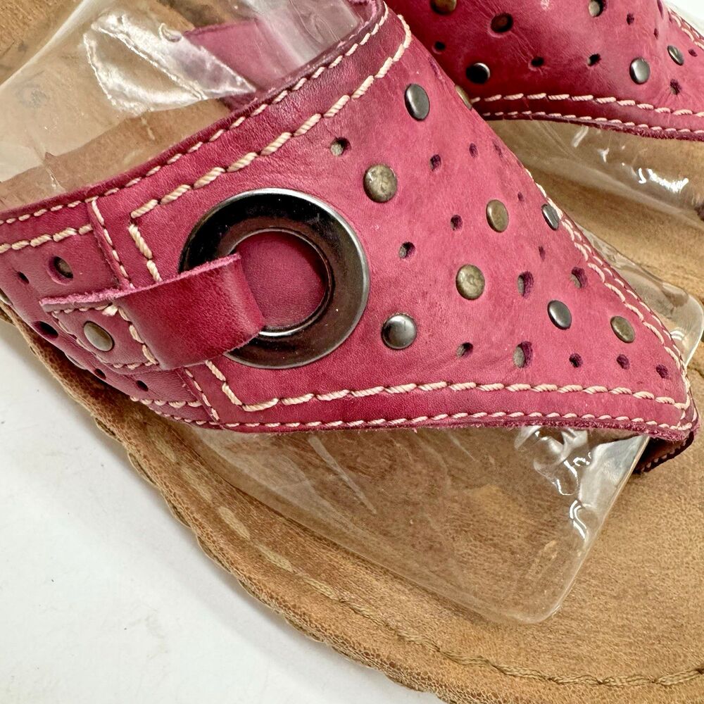 Clarks Red Perforated Leather Thong Sandals - Picture 9 of 11